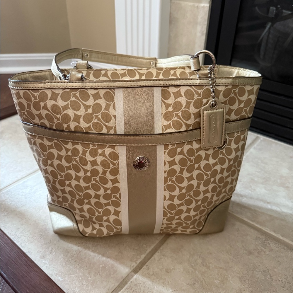 Coach Chelsea Heritage Stripe Signature Tote
Gold & White Coated Canvas #F15137